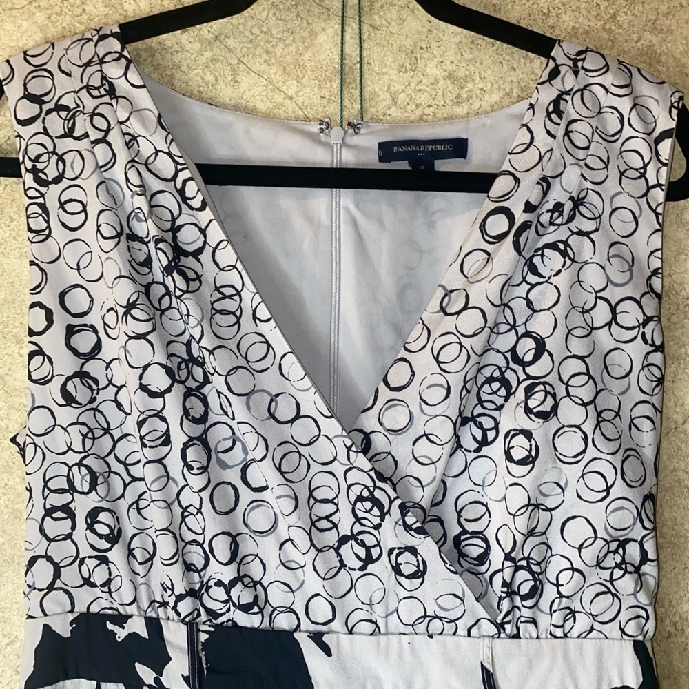 Banana Republic Dress size 10 Black & White Abstract Plunge Neck Line w/Pockets - Picture 3 of 13